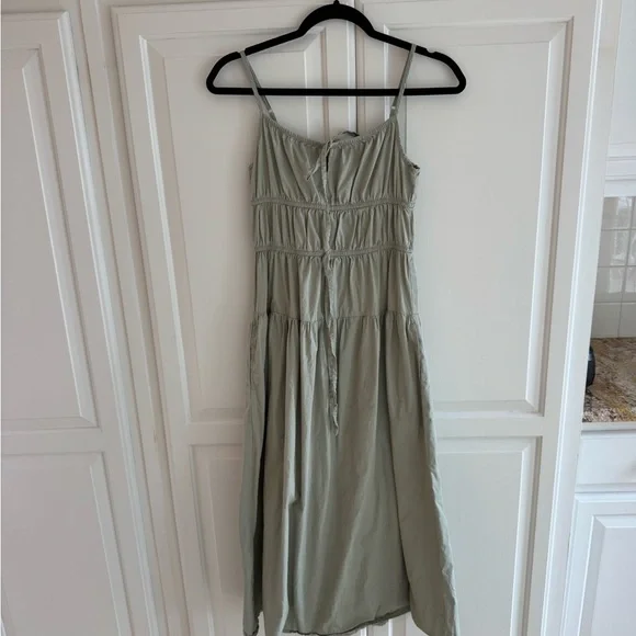 Elegant Green Sleeveless Dress - Picture 2 of 3